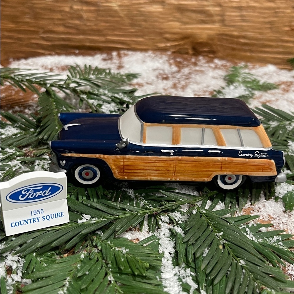 NIB Dept 56 Snow Village 1955 Ford Country Squire Set of 2 Car and Sign #54950